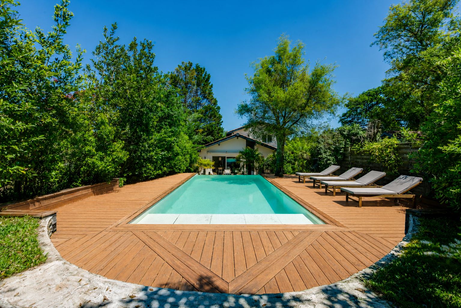 Villa Hegoa — vue d'ensemble piscine et jardin