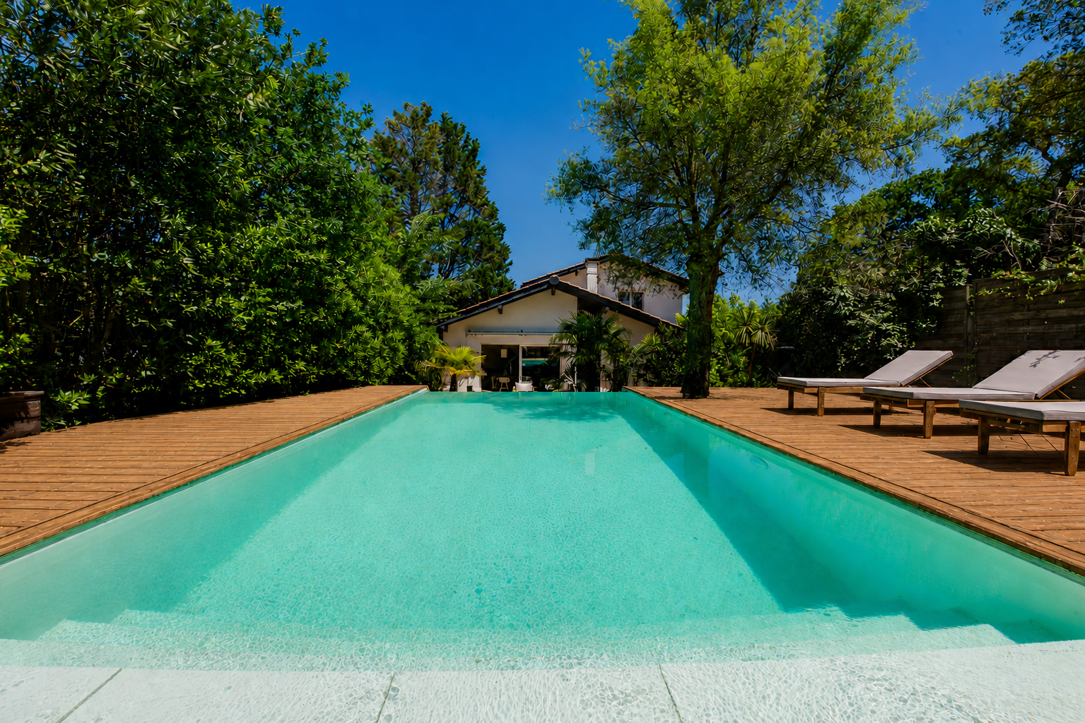 Piscine à débordement — 8 × 4 m