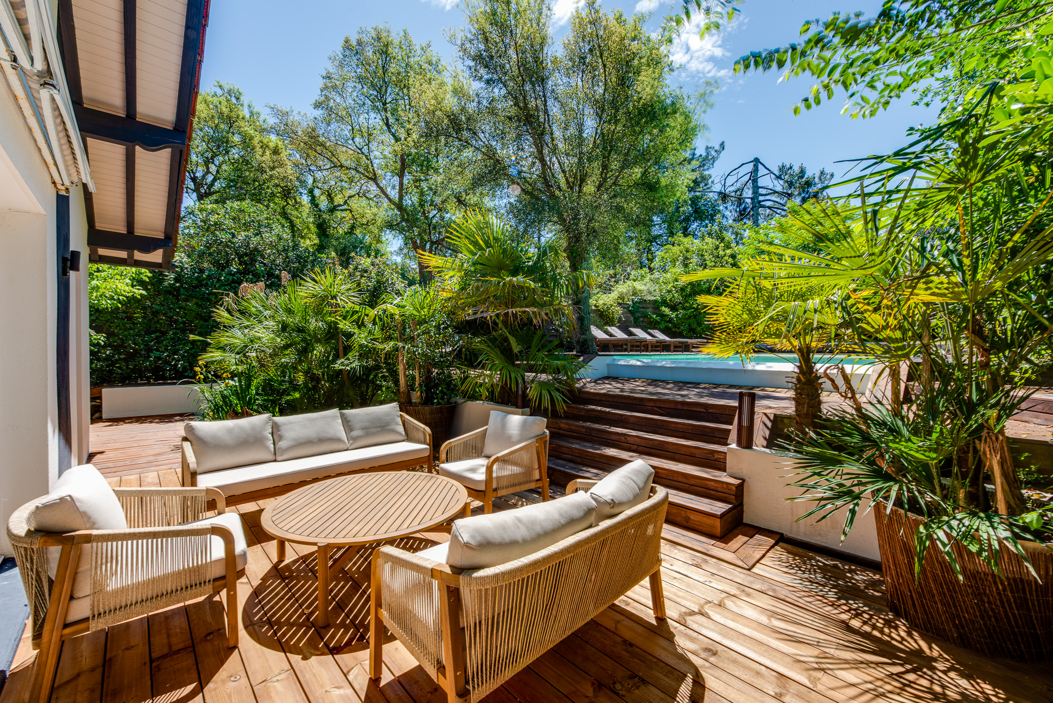 Salon extérieur — vue sur la piscine