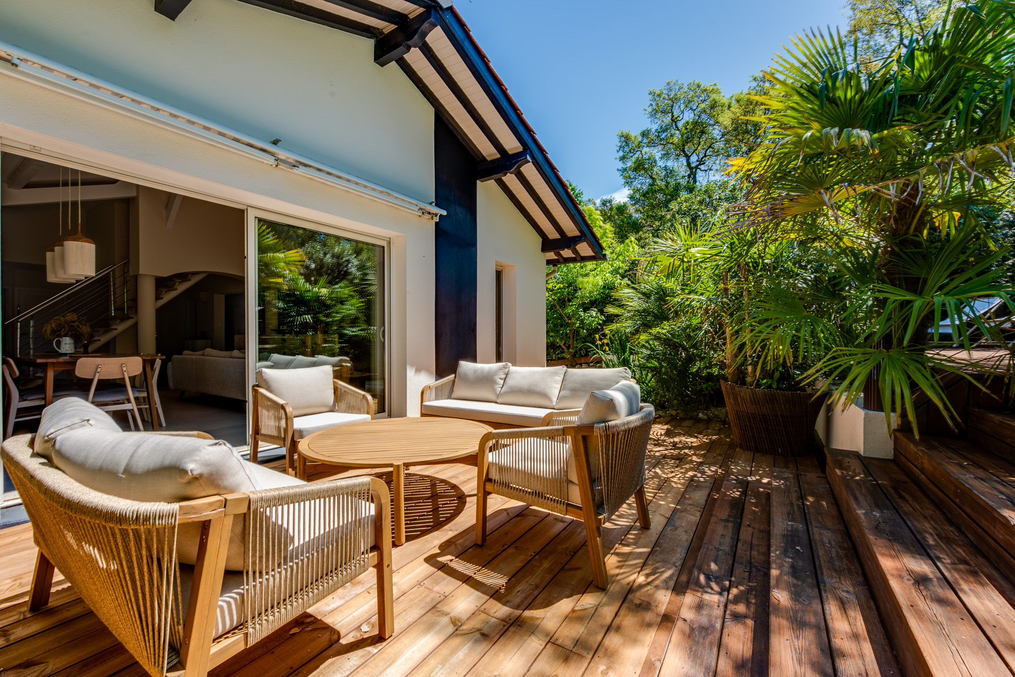 Salon extérieur — vue d'ensemble du deck