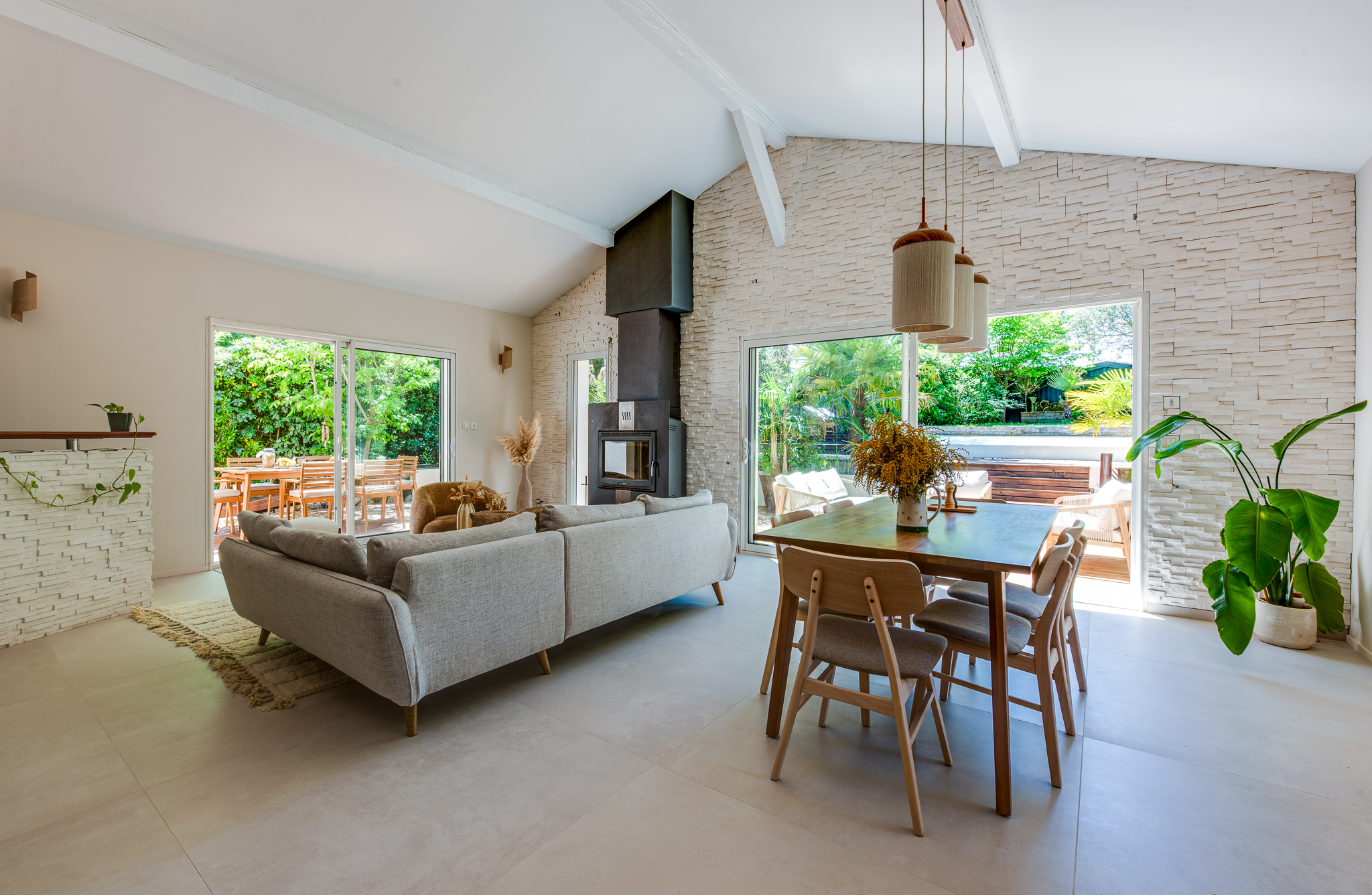 Vue du salon vers le jardin