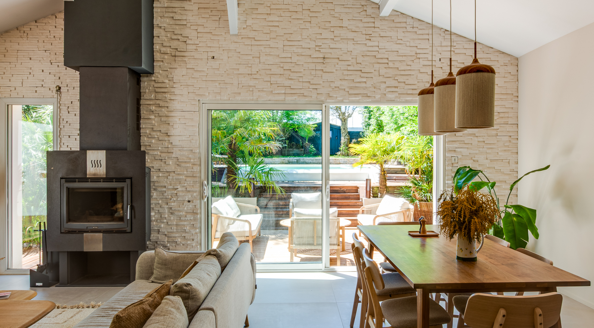Salon ouvert sur la piscine — baies vitrées